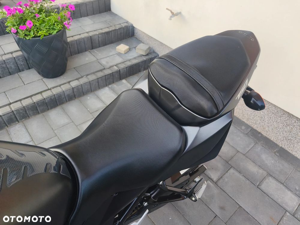 Suzuki GSR - 23