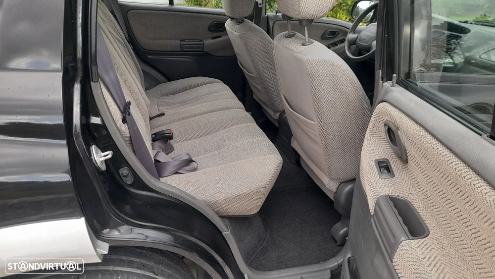 Suzuki Grand Vitara Metal Top 2.0 L - 31