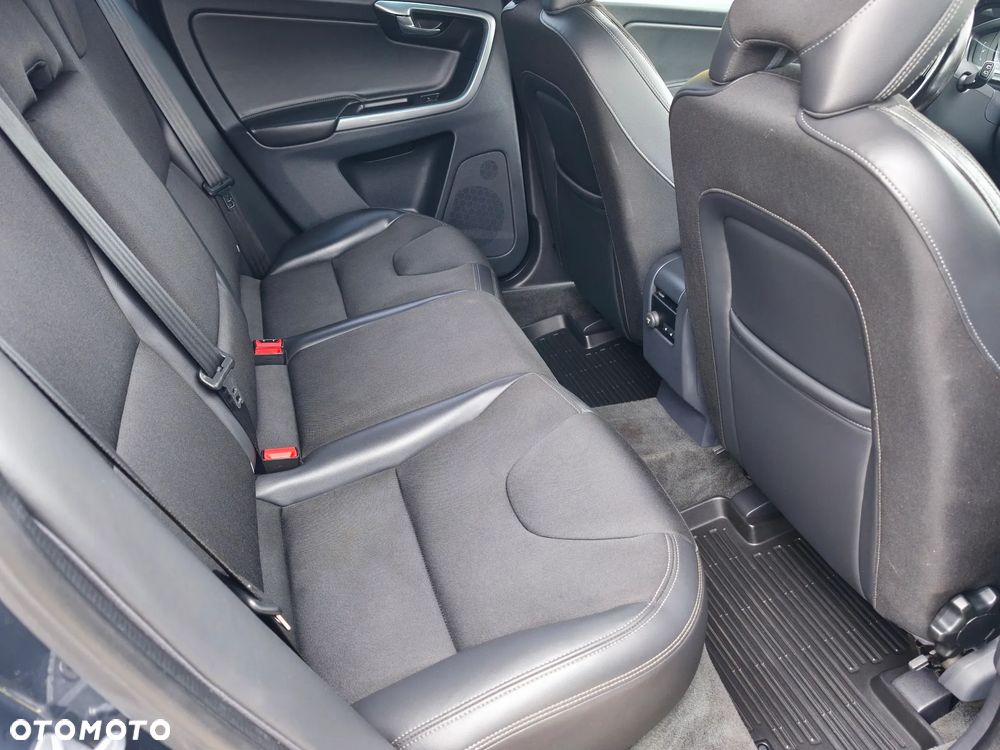 Volvo XC 60 D4 Momentum Pro - 21