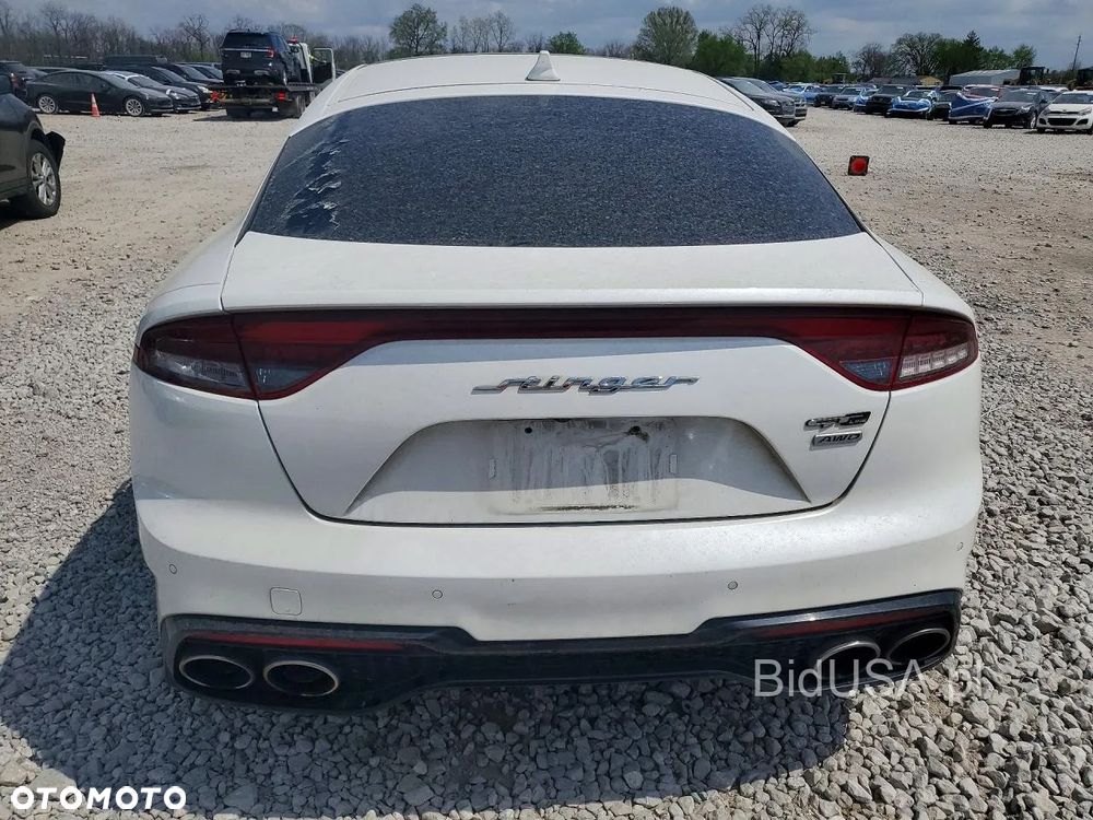 Kia Stinger - 12