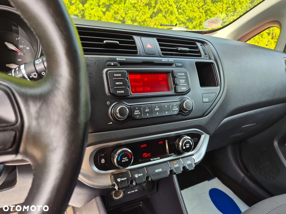 Kia Rio 1.2 Dream Team Edition - 34
