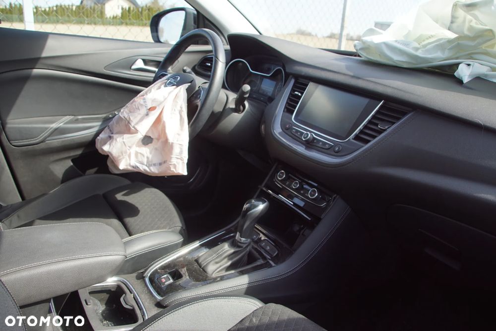 Auto na części - Opel Grandland X I 1.2 Turbo 130 KM B12XHT 20GE35 G80 2018R Silnik Skrzynia Drzwi Błotnik Klapa Zderzak Lampa Lusterko Klamka Szyba Panorama Deska Kokpit Sterownik Moduł Czujnik Licznik Wyświetlacz Panel Kierownica - 14