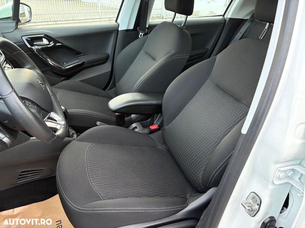 Peugeot 208 PureTech 82 Start & Stop Style - 19