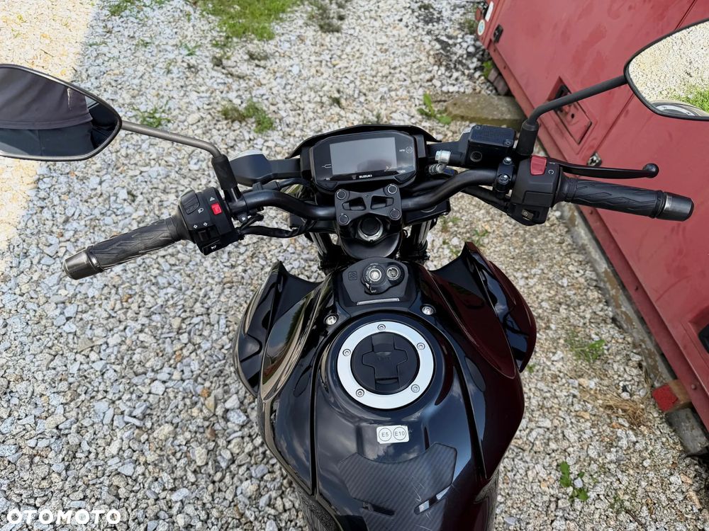 Suzuki GSX - 6