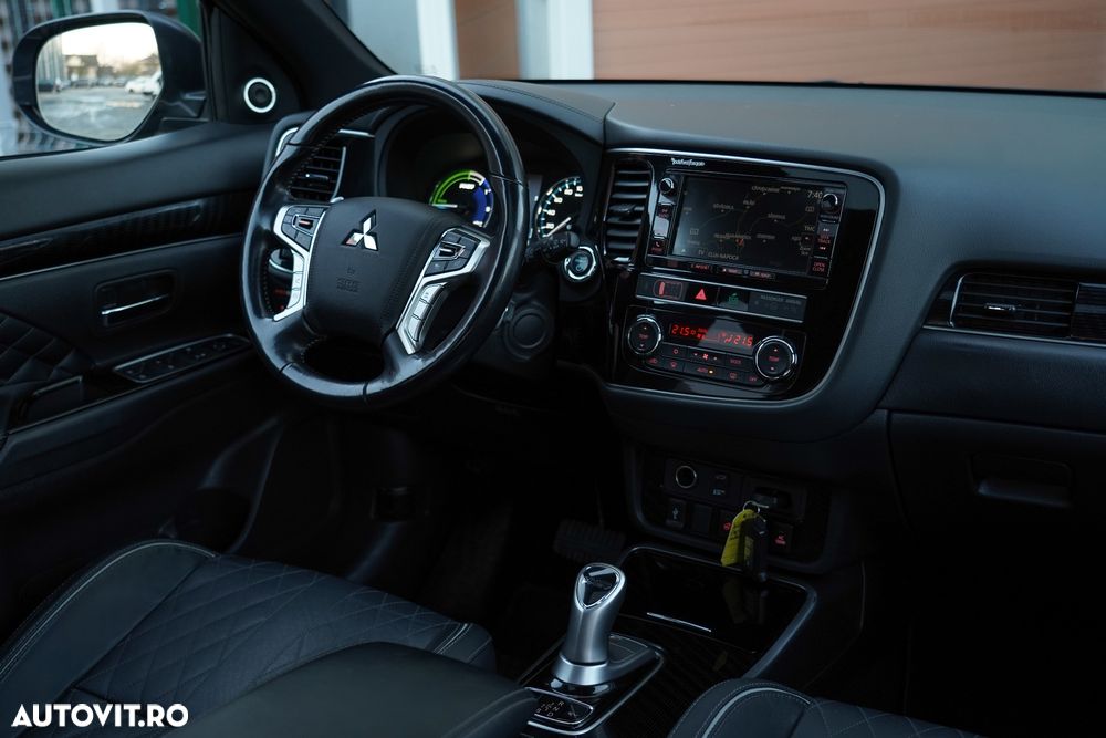 Mitsubishi Outlander PHEV 2.4 L 4X4 Instyle+ - 14