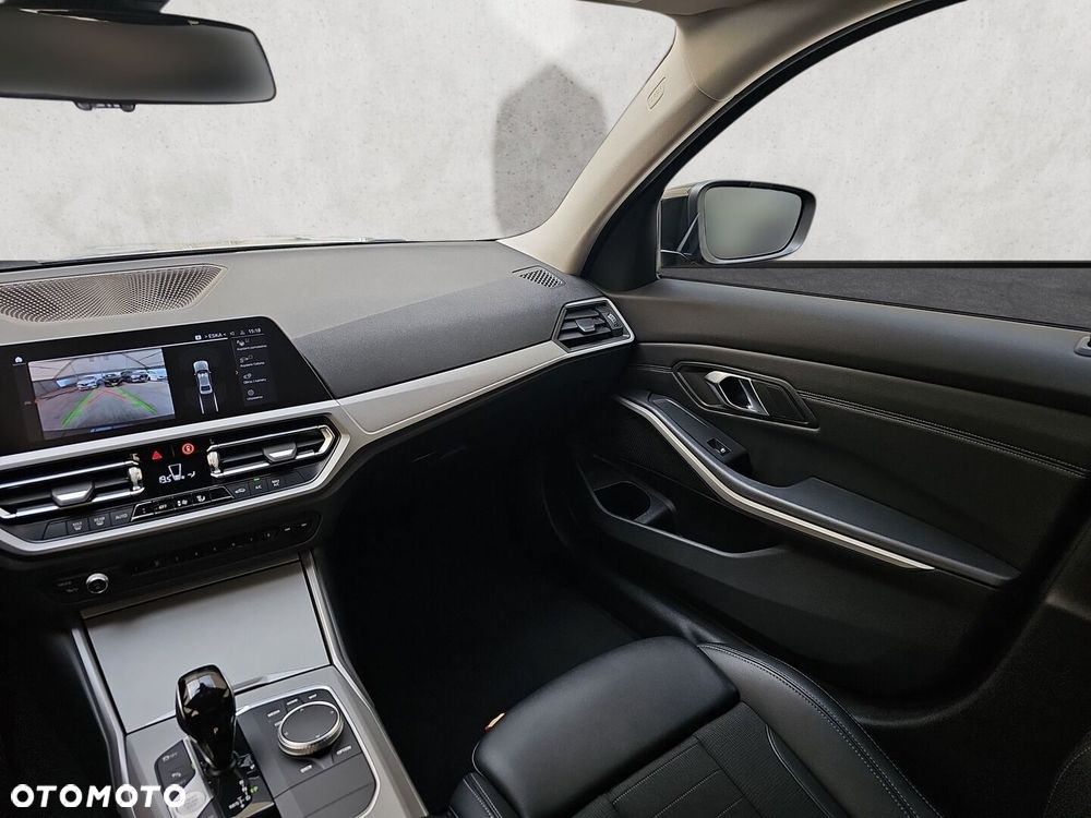 BMW Seria 3 330i xDrive Advantage - 17