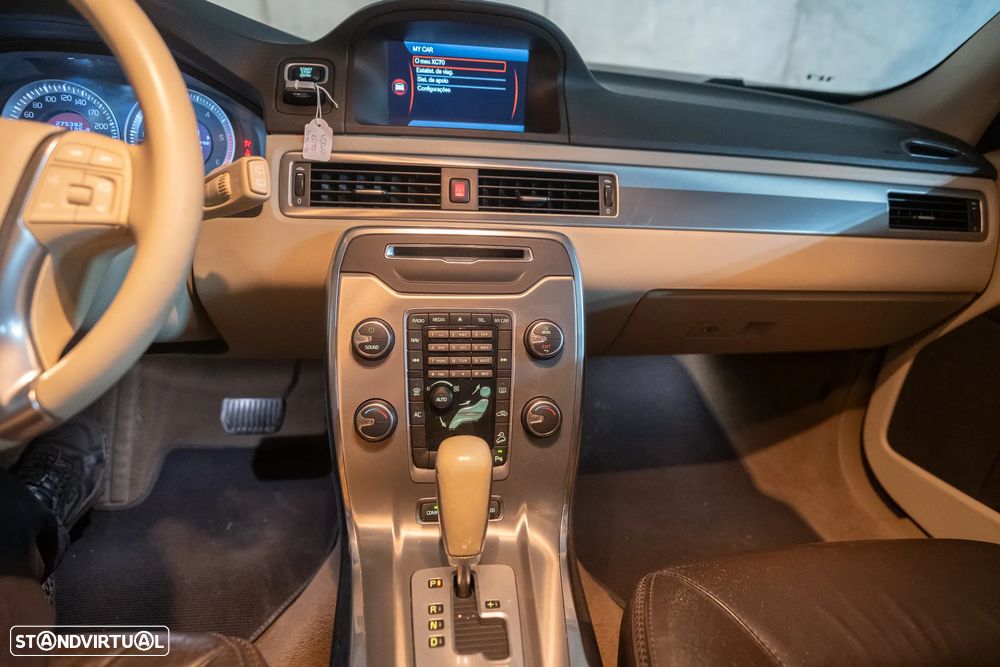 Volvo XC 70 2.4 D3 Momentum Geartronic - 23