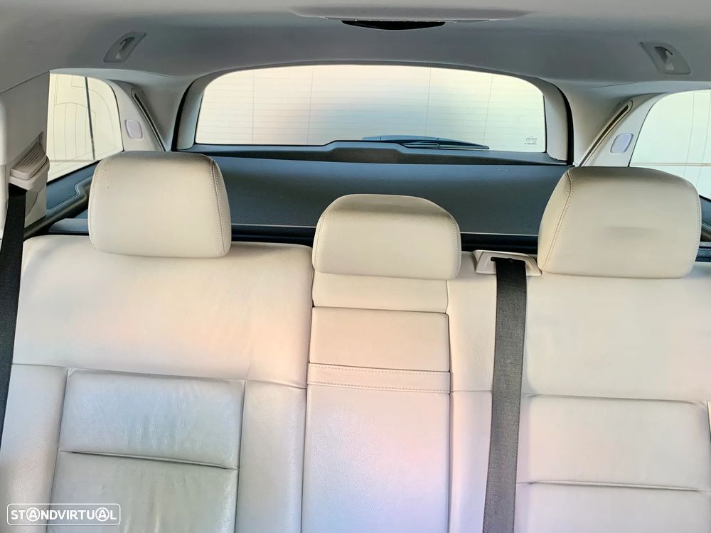 Mercedes-Benz E 300 Bluetec Hybrid Avantgarde - 27