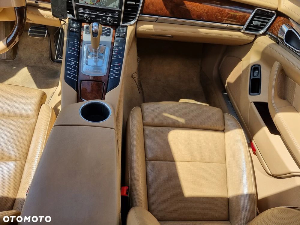 Porsche Panamera 4S - 25