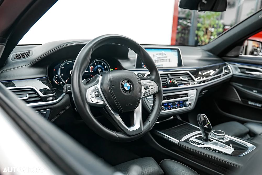 BMW Seria 7 740e iPerformance - 29