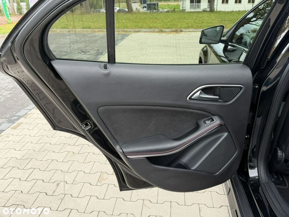 Mercedes-Benz GLA 180 7G-DCT AMG Line - 30