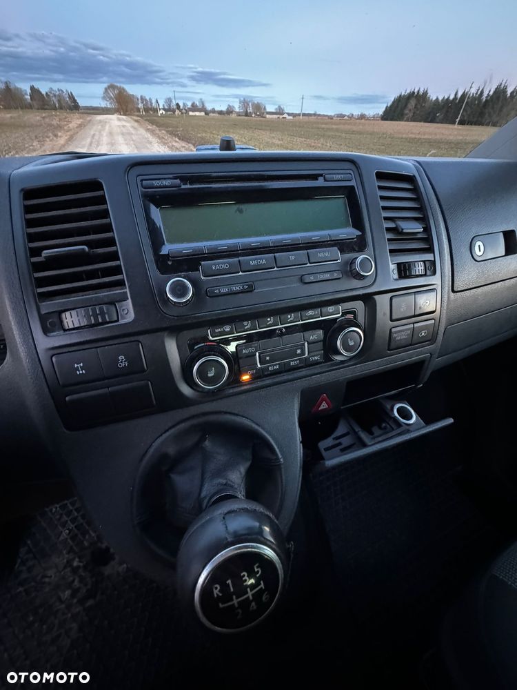 Volkswagen Caravelle - 9