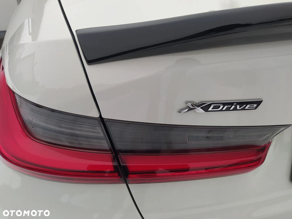 BMW Seria 3 330i Sport Line - 30