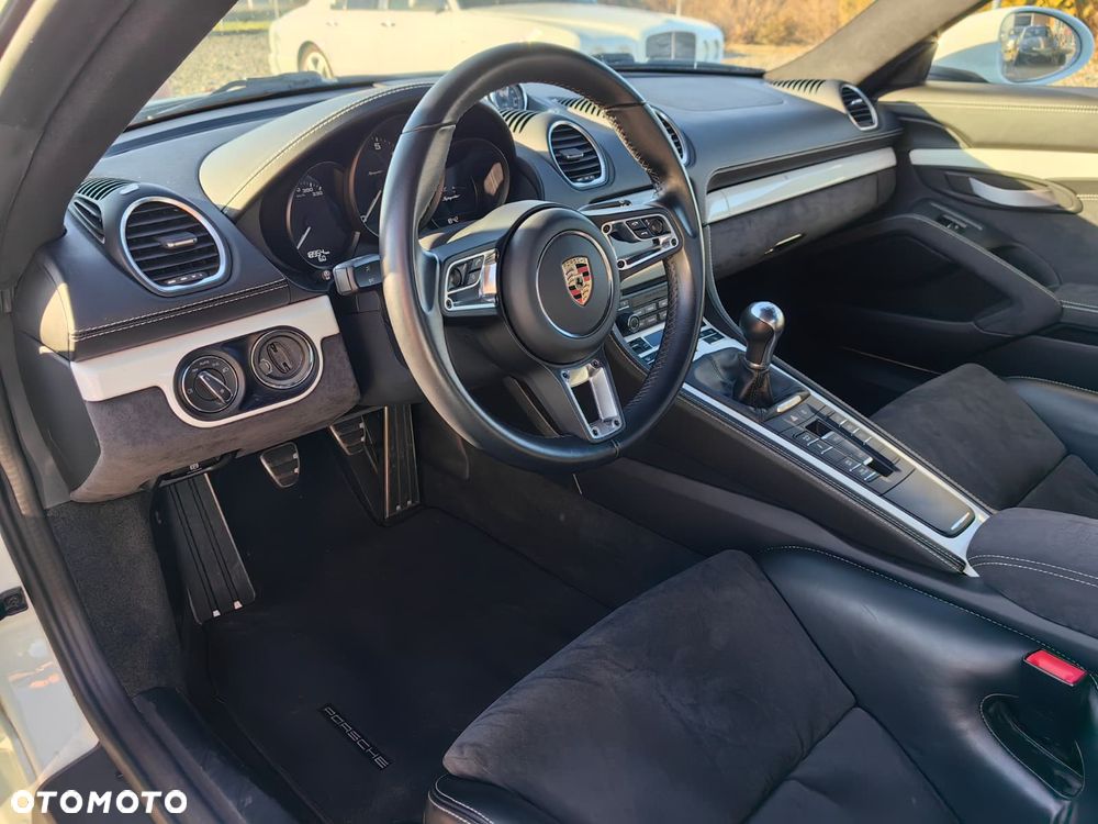 Porsche 718 Spyder - 36