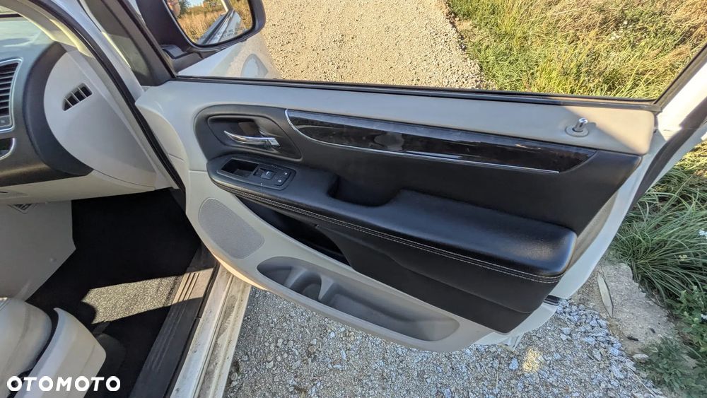 Chrysler Town & Country 3.6 Touring - 14