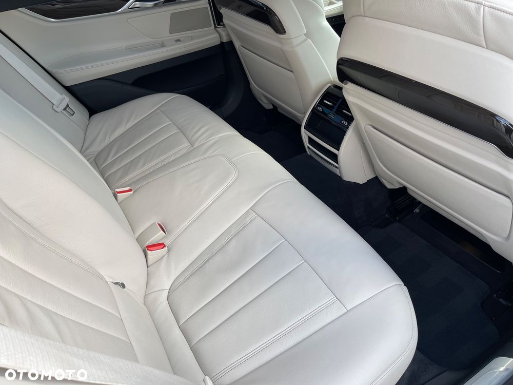BMW Seria 7 750i xDrive - 13