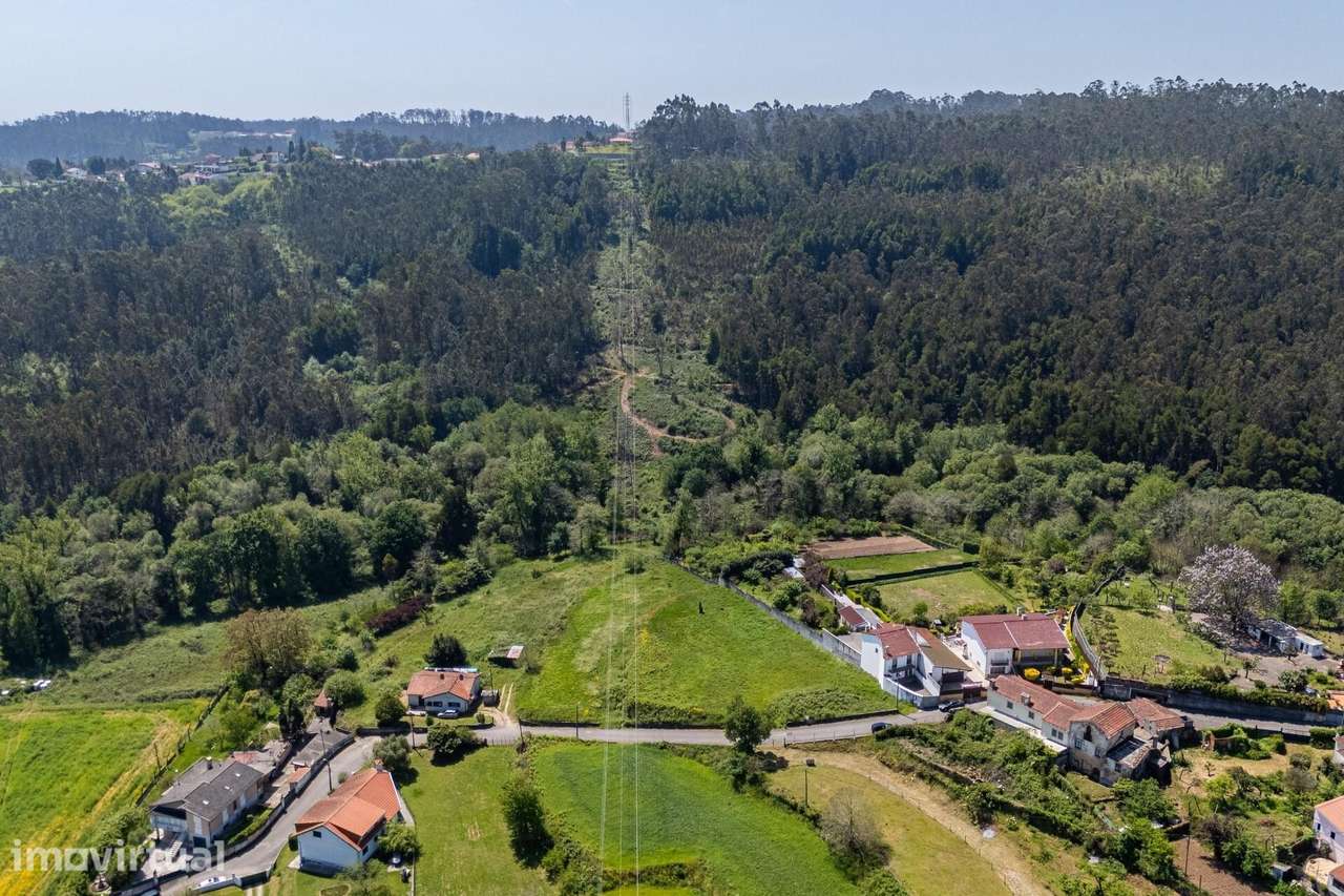 Terreno com 2.200 m2 em Santiago de Riba-Ul: Localização Estratégica e - Grande imagem: 2/12