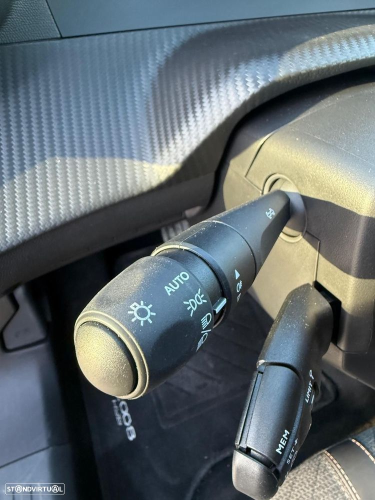 Peugeot 2008 1.2 Hybrid Allure e-DCS6 - 27