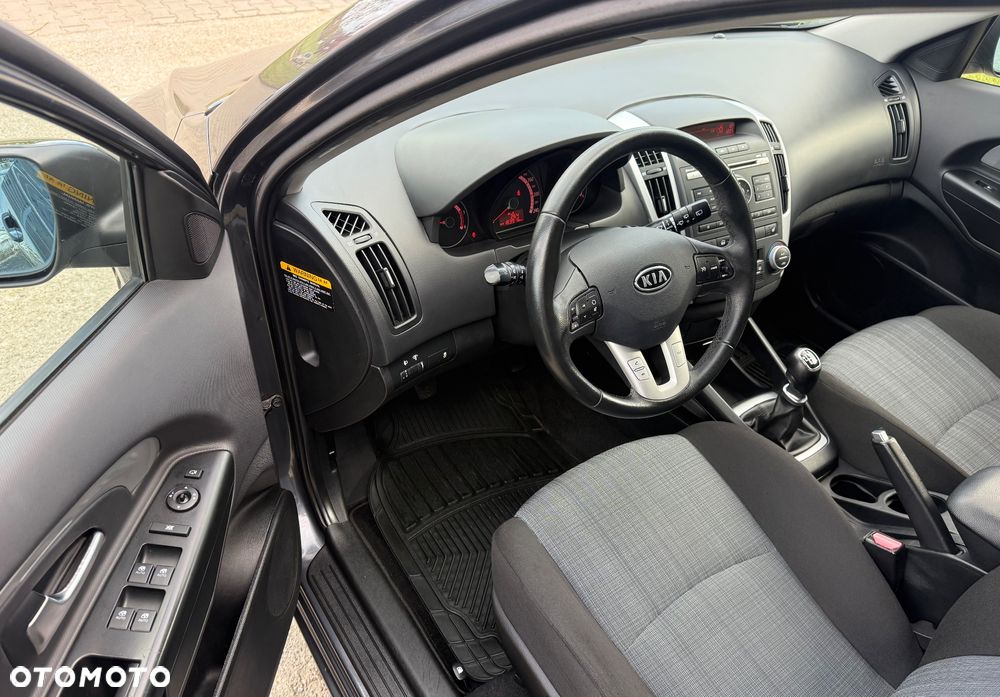 Kia Ceed ver-1-6-crdi-128-dream-team-edition - 19