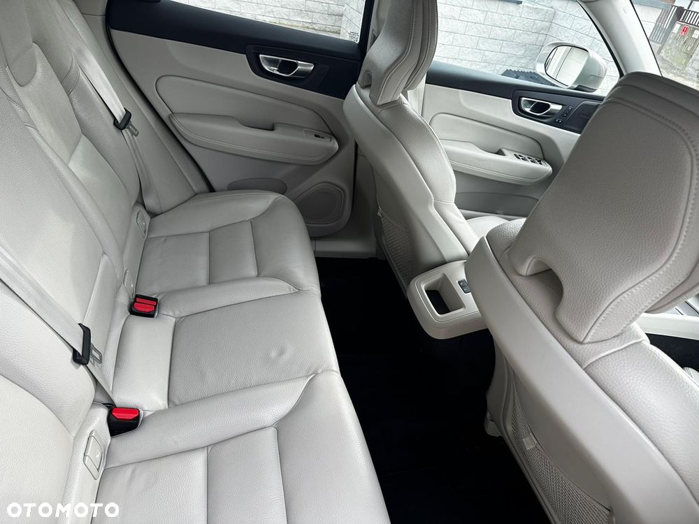 Volvo XC 60 B5 B AWD Plus Bright - 8