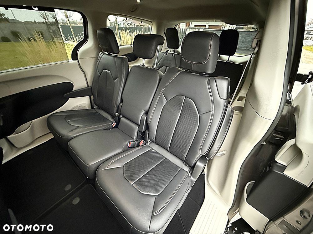 Chrysler Pacifica - 12