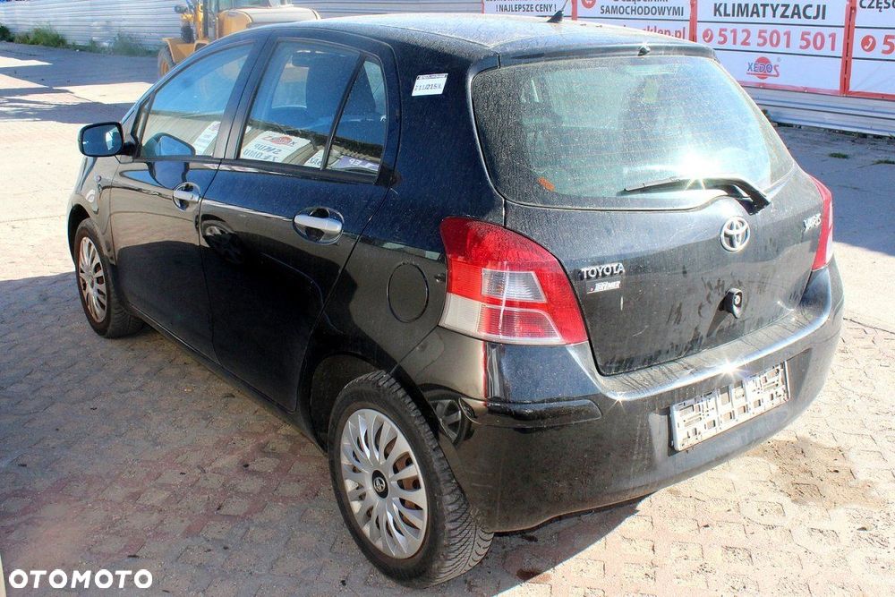 Toyota Yaris II XP90 2011 1.0VVTI 1KR HB5D (MASKA, ZDERZAK, LAMPA, BŁOTNIK, DRZWI, SZYBA, FOTEL) - 4
