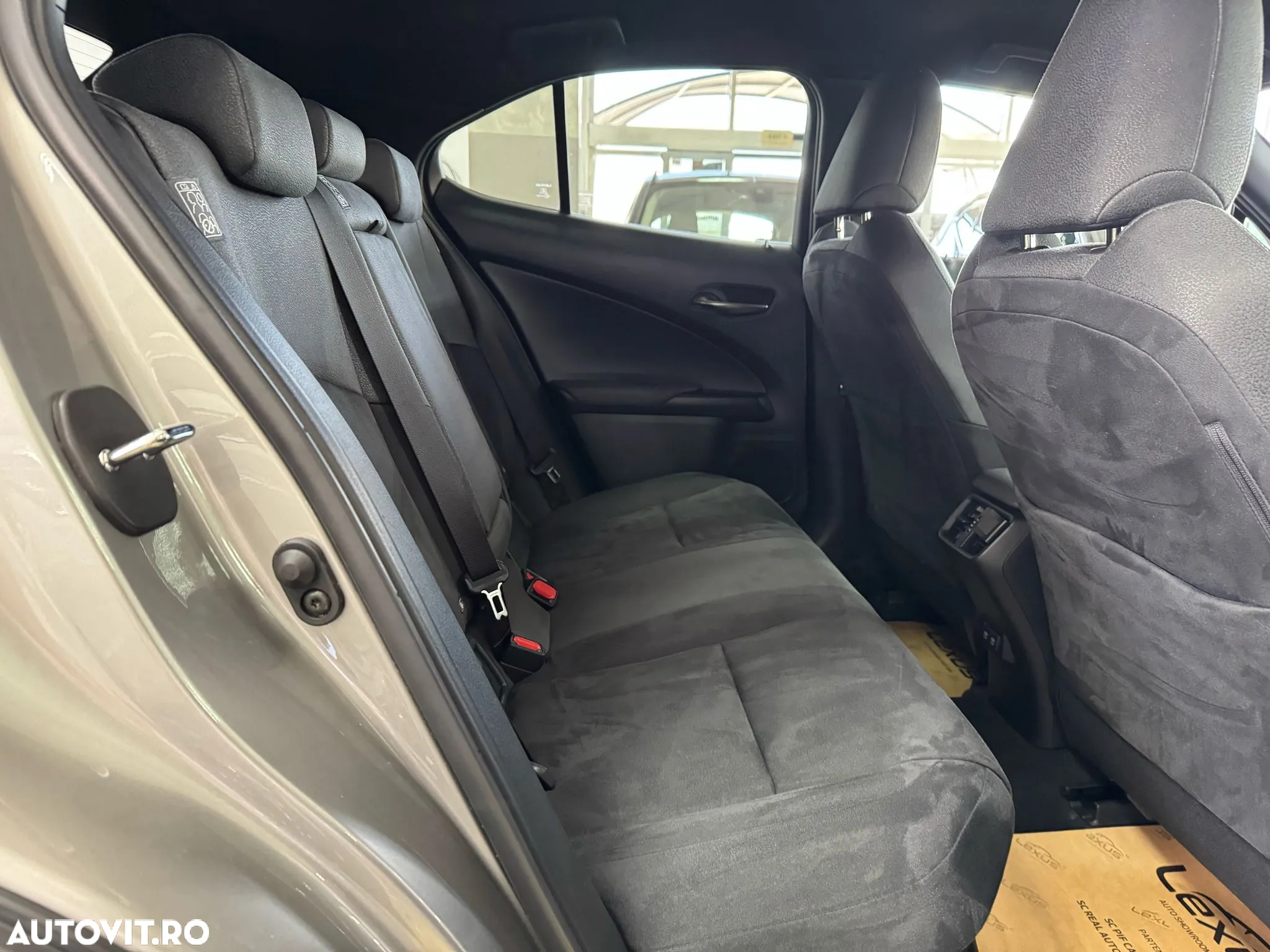 Lexus UX 250h 2.0L HEV 20H- (178 HP) 4X4 CVT F Sport - 12