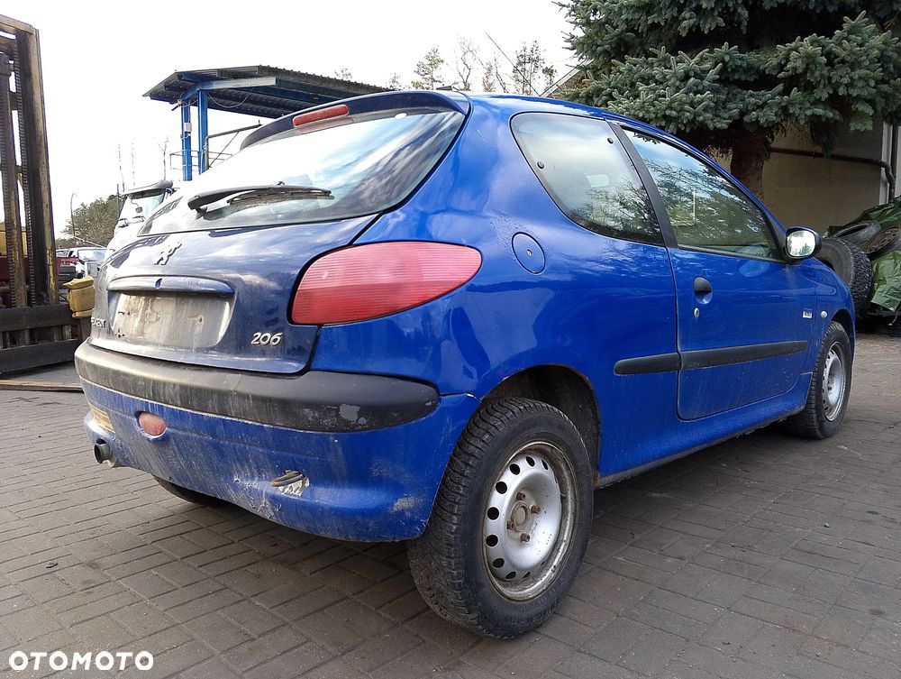 Peugeot 206 I Przed Lift (98-03r.) 1.1B 59KM. Silnik HFX (TU1JP),  HFZ (TU1JP),  10FP6R4102832 Skrzynia 20CP08,  20CP80,  20CF08,  20CFK8,  20CF08,  CP14X60,  CT19X17,  2222S6,  2223HX lakier EGJB.Cały na części. GWARANCJA !!! Przód Tył Zestaw Komplet Drzwi Klapa Zderzak Błotnik Maska Grill Atrapa Szyba Pas Lampa Lusterko Boczki Fotel Kanapa Kokpit Deska Rozdzielcza Przełącznik Włącznik Sterownik Przewody Wiązka Instalacja Moduł Komputer Czujnik Listwa Pompa Alternator Wtryski Głowica Rozrusznik Kompresor Sprzęgło Dwumas Silnik Skrzynia ABS Klimatyzacji Paliwa Wspomagania Kolektor Turbina Przepustnica Zawór Chłodnica Koło Hak Belka Sanki Zawieszenie Mcpherson Półoś Amortyzator Wydech Tłumik Zacisk Most - 4