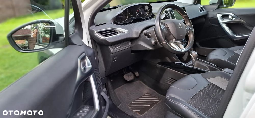 Peugeot 2008 1.2 Pure Tech GPF Allure S&S EAT6 - 22