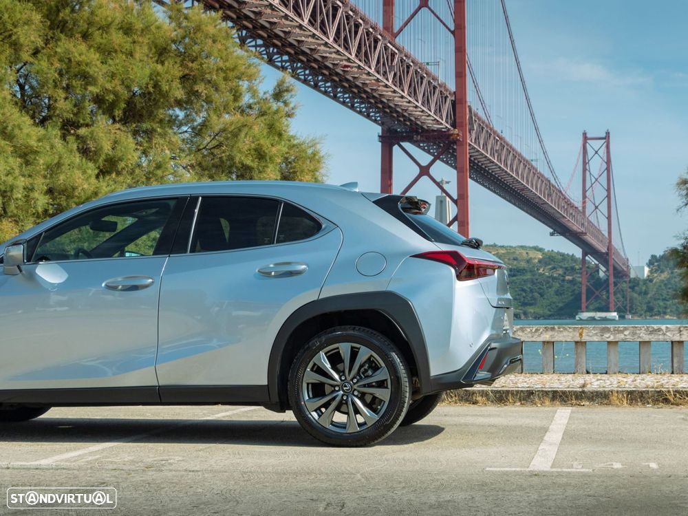 Lexus UX 250h Sport (Ecrã 12.3) - 18