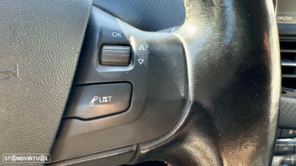 Peugeot 2008 1.2 PureTech Allure EAT6 - 40