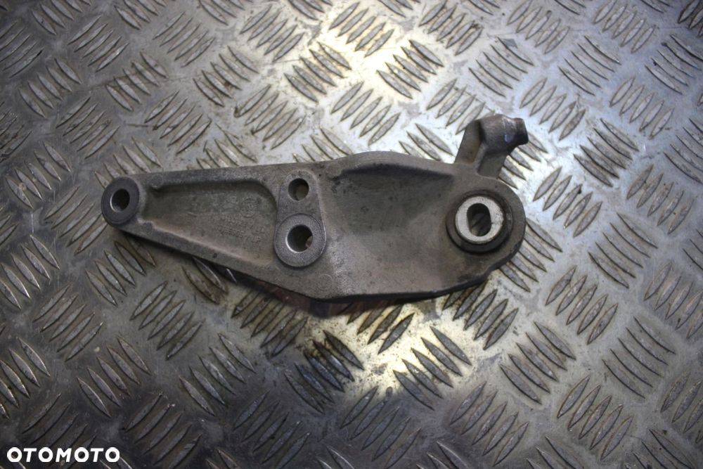 ŁAPA WSPORNIK SKRZYNI BIEGÓW OPEL CORSA D 13130723