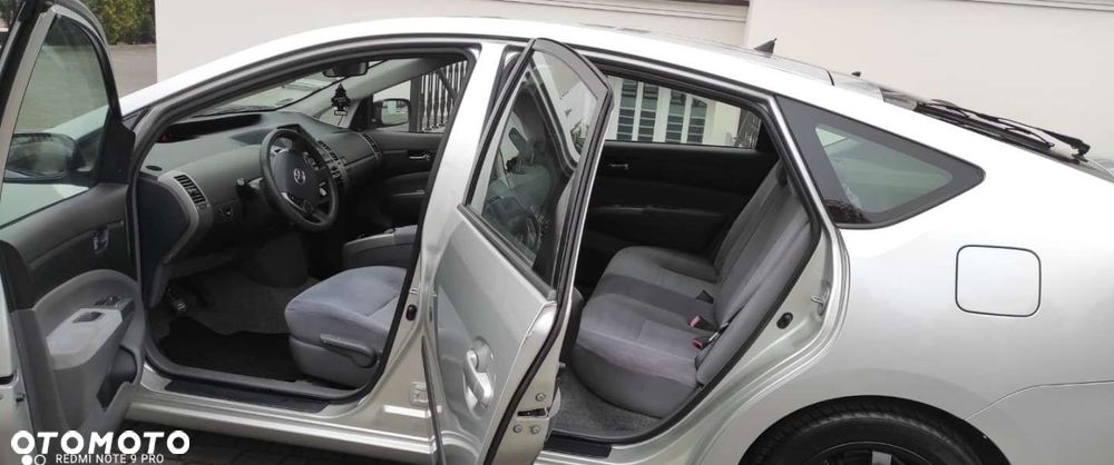 Toyota Prius (Hybrid) Sol - 17