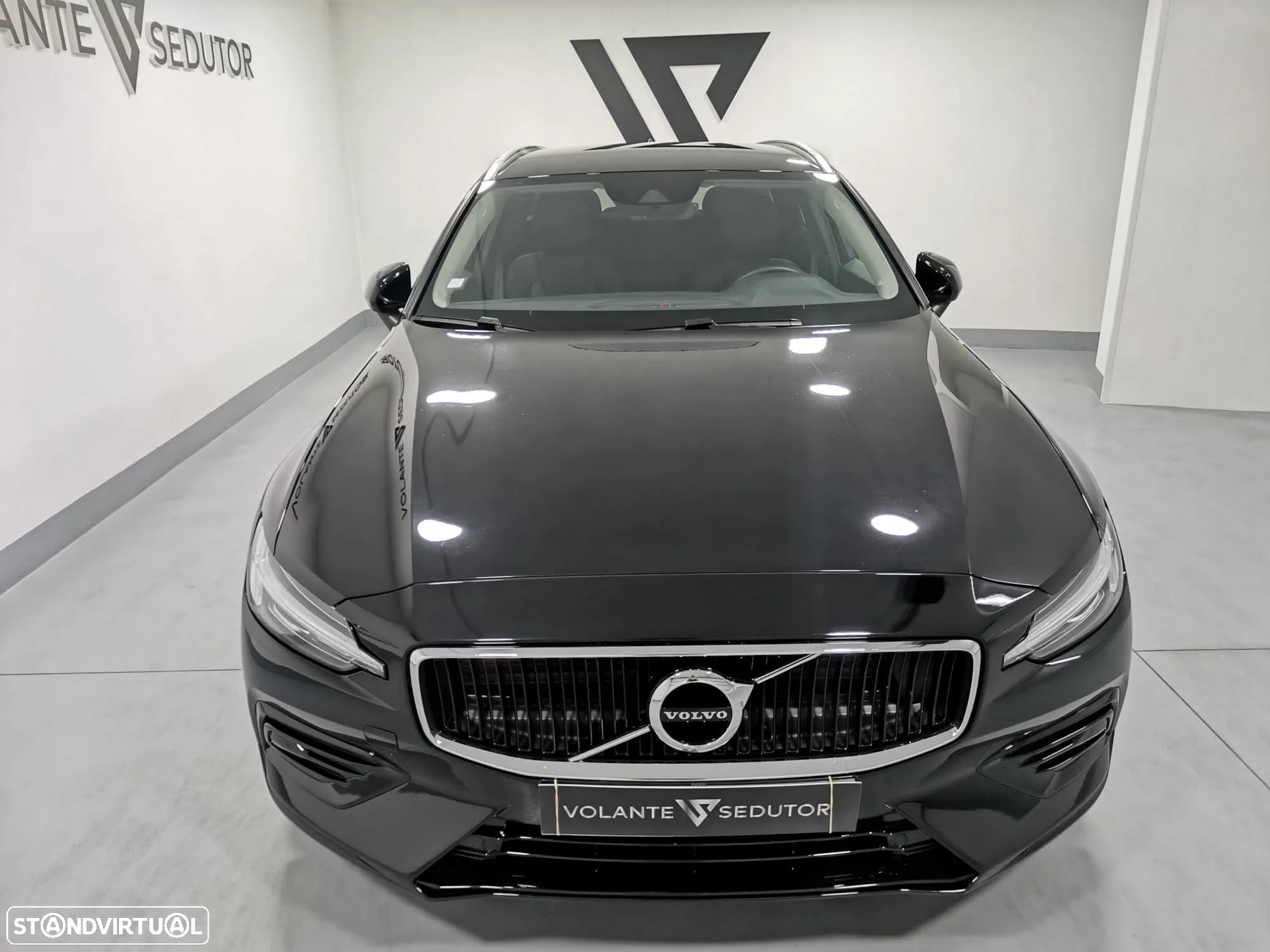 Volvo V60 2.0 B4 Plus Dark Auto - 3