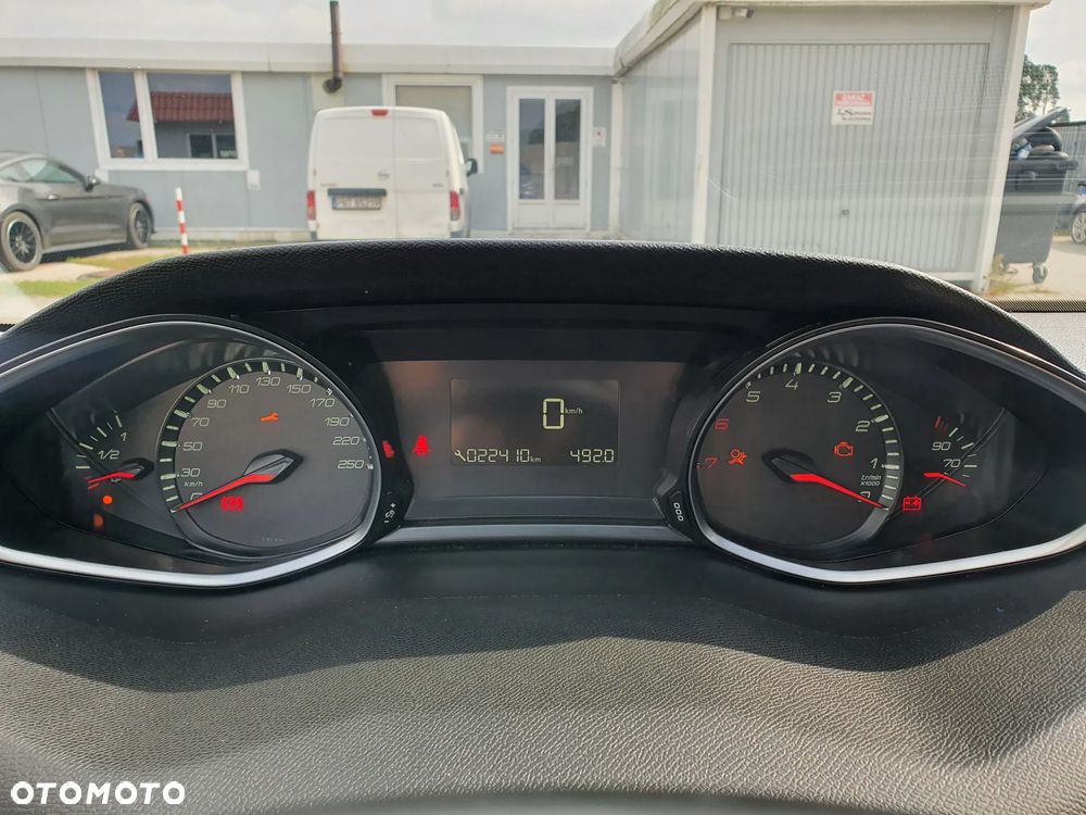 Peugeot 308 1.2 PureTech GPF Allure S&S - 32