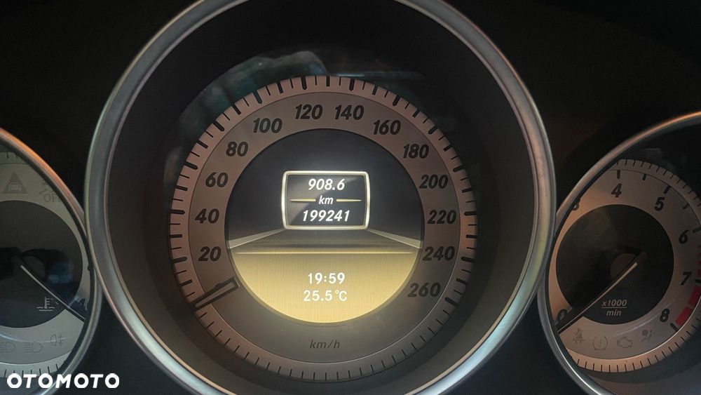 Mercedes-Benz Klasa C 180 BlueEFFICIENCY Avantgarde - 11