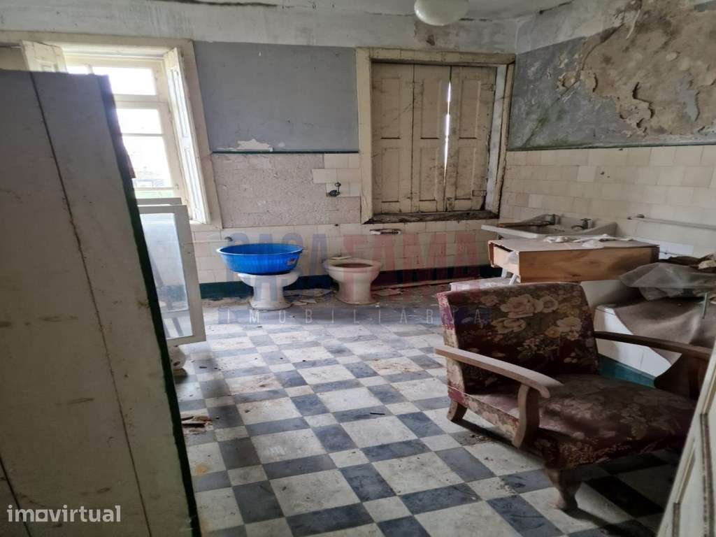 Moradia para restauro com projeto aprovado no Centro da Póvoa de Va... - Grande imagem: 5/13