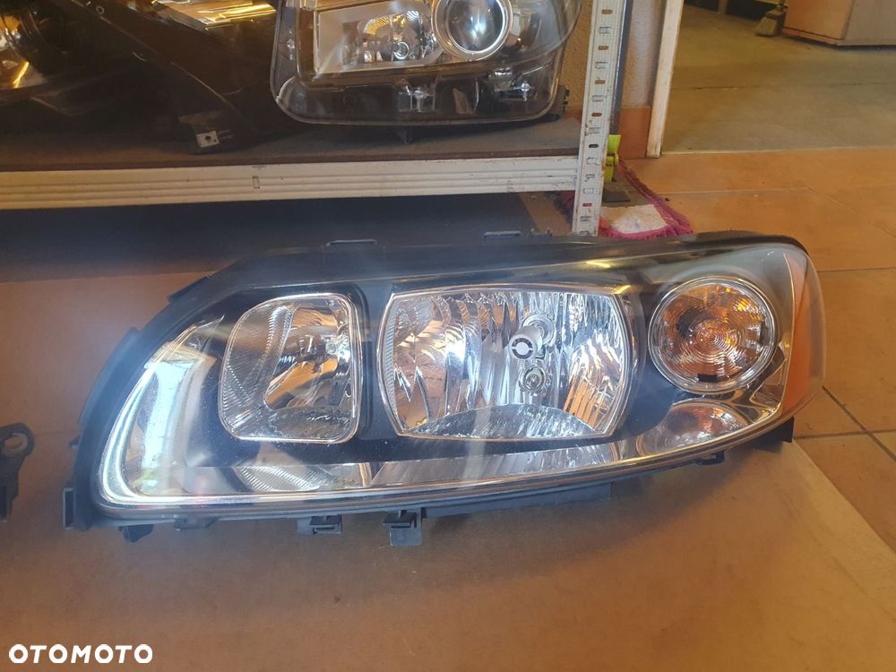 REFLEKTOR PRAWY XENON VOLVO V70 II XC70 LIFT EUROPA - 4