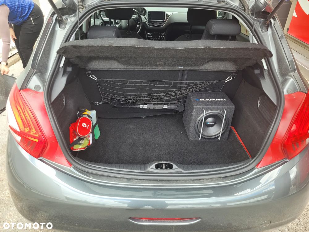 Peugeot 208 - 8