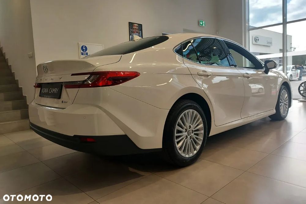 Toyota Camry - 4