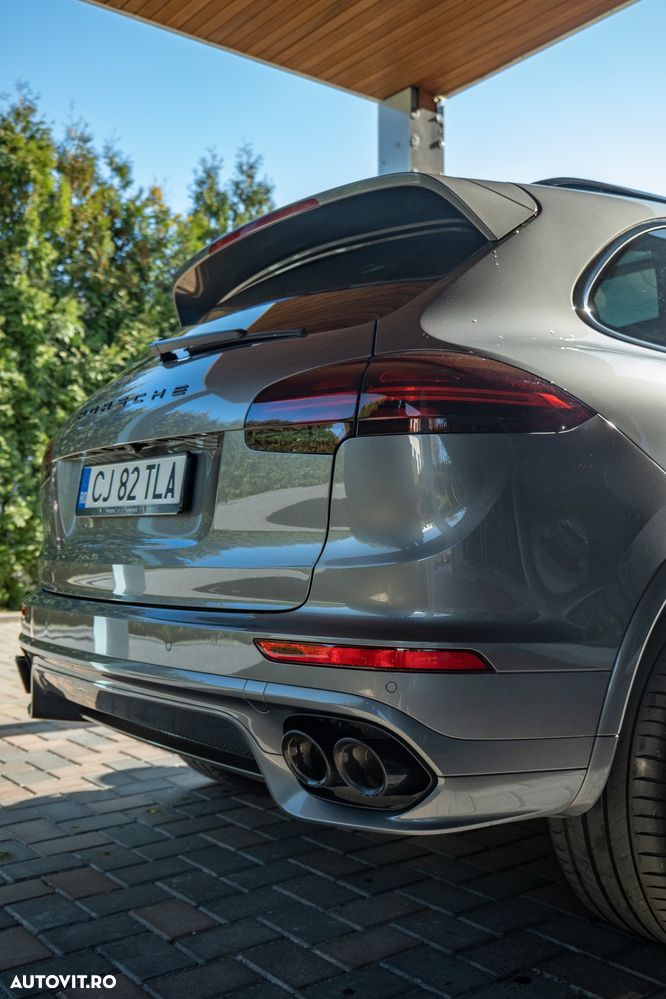 Porsche Cayenne 3.0 L - 12