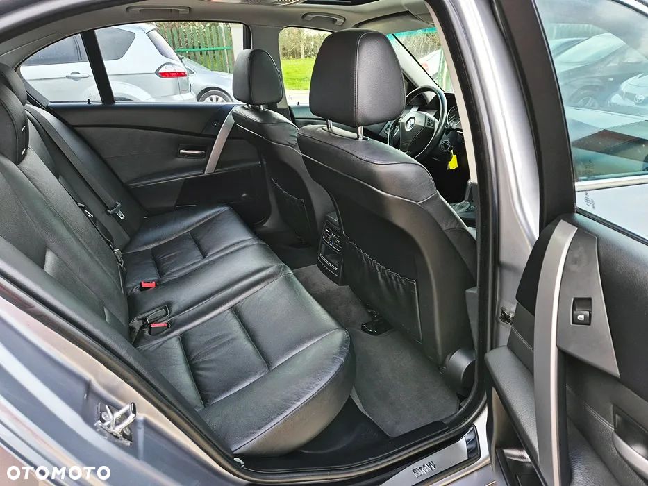 BMW Seria 5 523i - 33