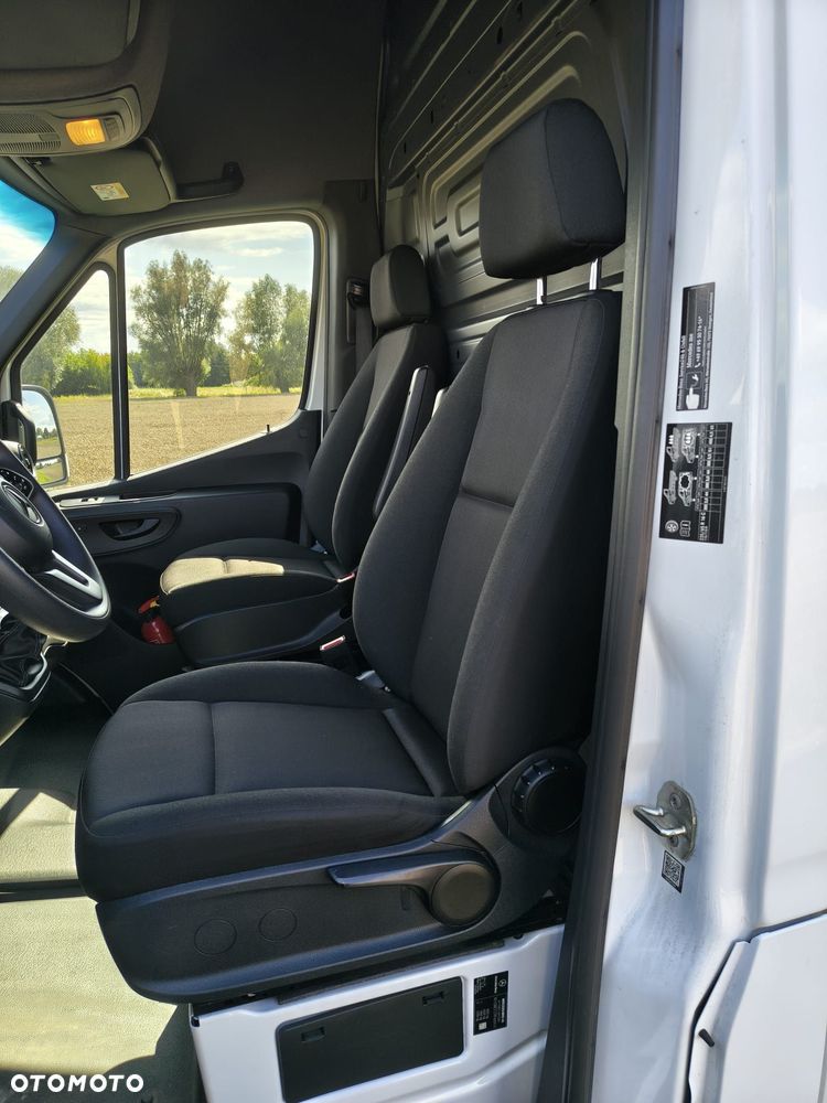 Mercedes-Benz Sprinter - 25