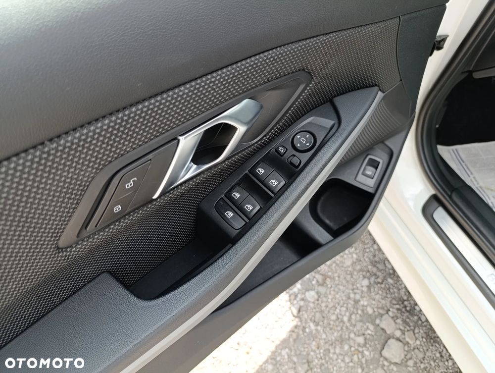 BMW Seria 3 320d xDrive mHEV - 18