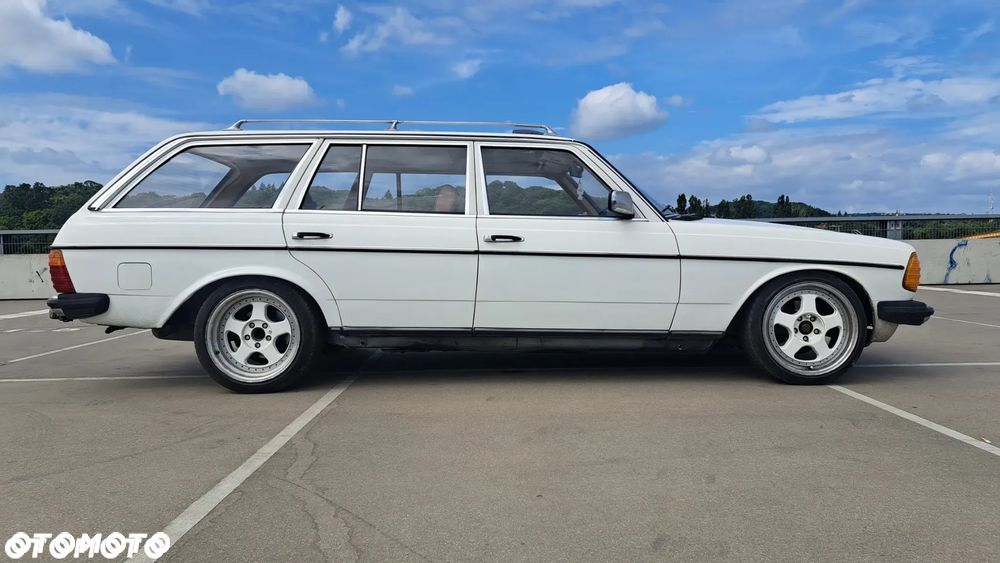 Mercedes-Benz W123 - 21