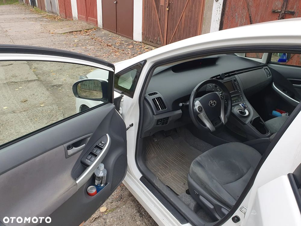 Toyota Prius (Hybrid) - 10