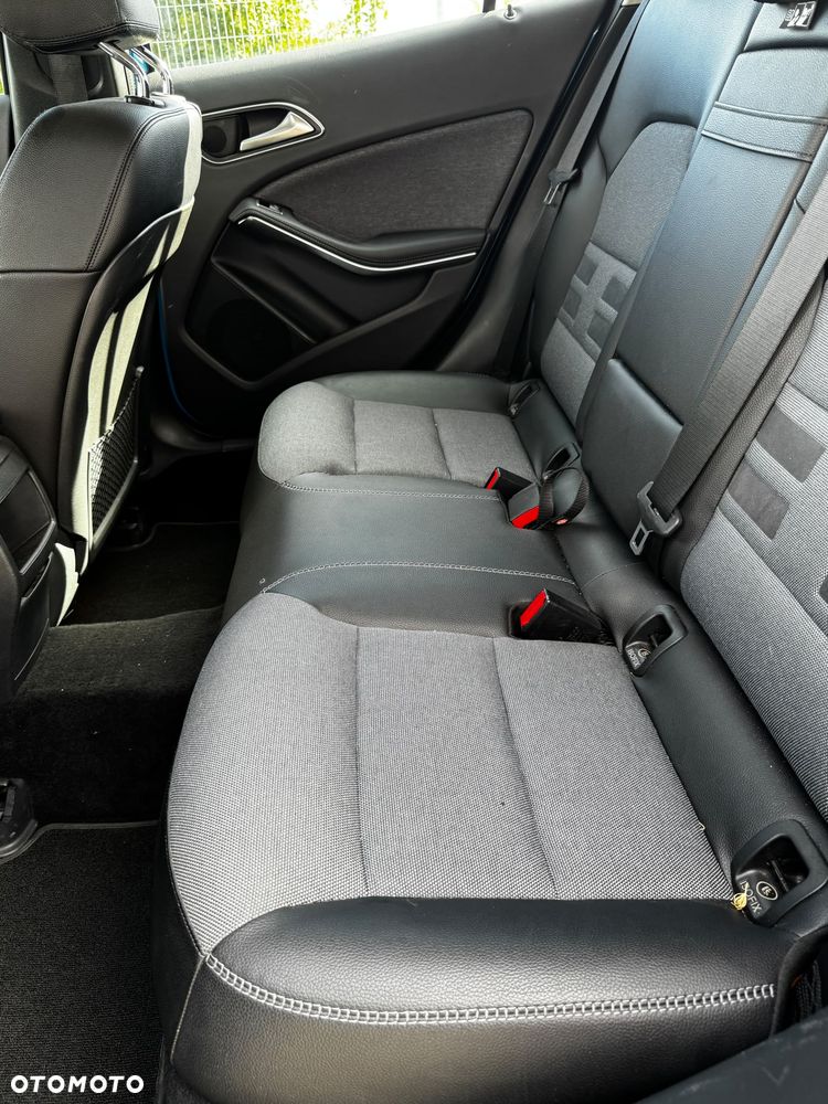 Mercedes-Benz GLA 180 7G-DCT - 12