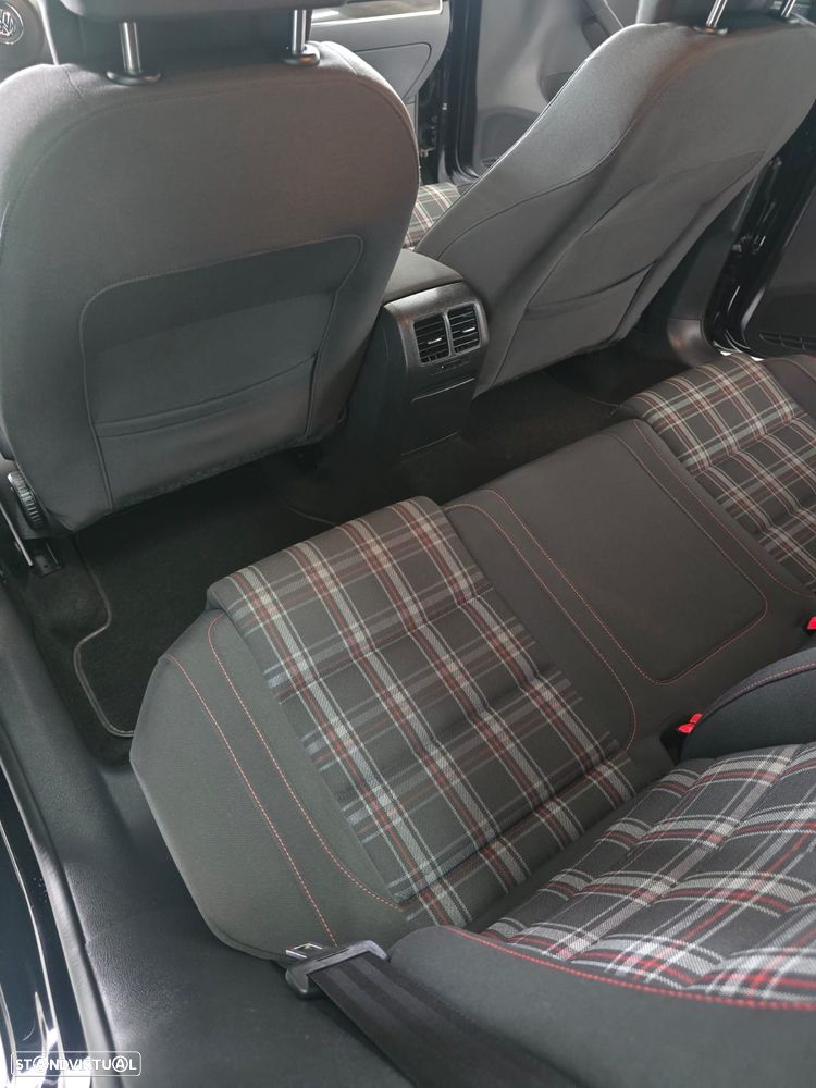 VW Golf 2.0 GTI - 24