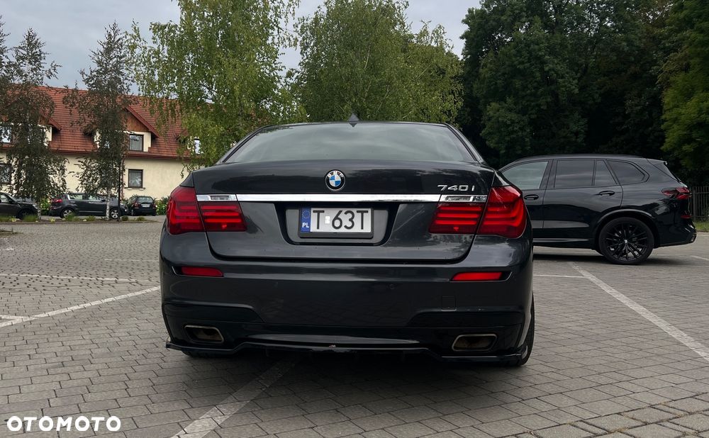 BMW Seria 7 740i - 8