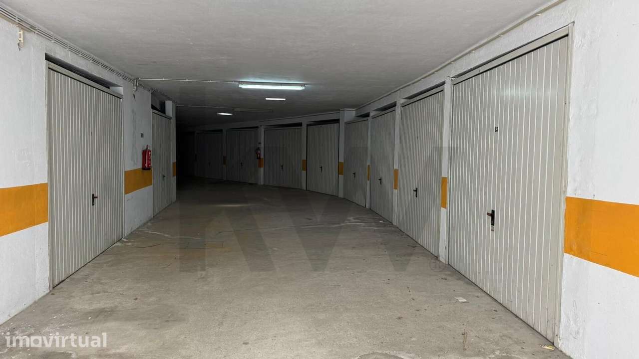 Oportunidade de Investimento: Lote de 10 Garagens Fechadas no Centro d - Grande imagem: 3/6